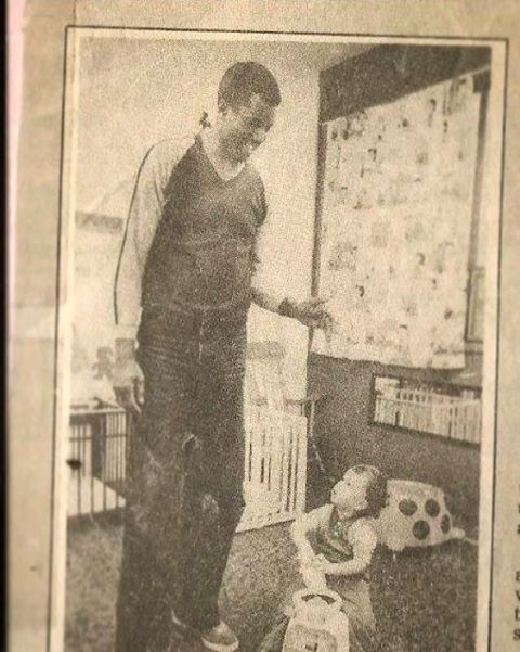 David Loitz, 21 months, peers up at 6-11 Leroy Ellis. #ripcitysuperfan #DirectFan #RipCity #blazersf