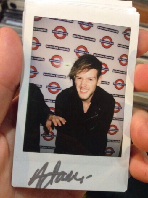 1975kisses:  missarielxo:  Bb Credit: @kodalame (twitter)  this is my favourite thing ever 
