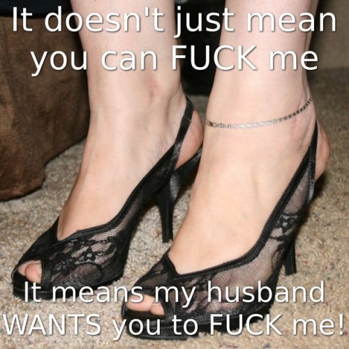 carefreehotwife:Yes he does The anklet tells a tale! To those in the know an anklet on a lady can sa