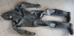 sm87000: ruberplan:  Nice havy Suit  wonderful heavy rubber suit for a slave for everyday 