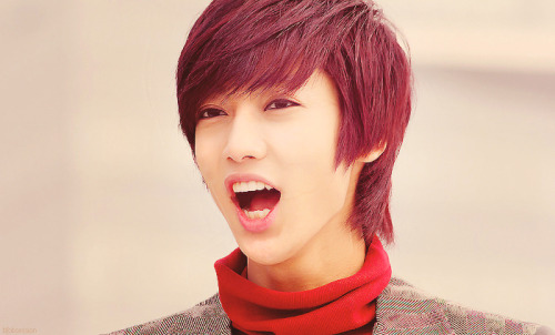 mypikachujokwangmin:  I just love his hair. 