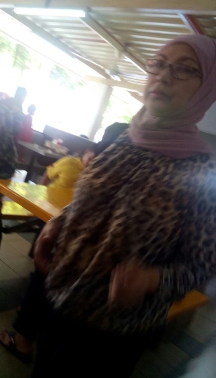 kilowatt11: Sorry gambar x clear. Ni je dpt. Minat betul milf mcm ni. Bertudung, tetek besar tergant