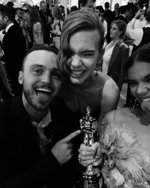 we got to touch an Oscar @haileesteinfeld congratulations on being part of an Oscar winning movie!! 