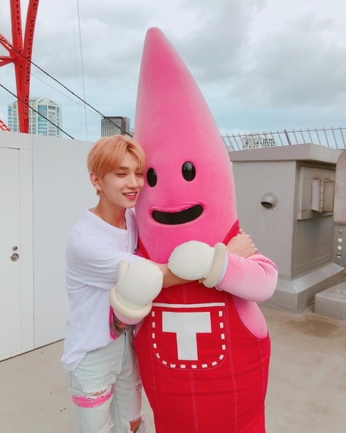 joshua-data:[180912] Joshua′s Instagram Update ♡Tokyo tower #roppongbrothers #pink #rainyweather