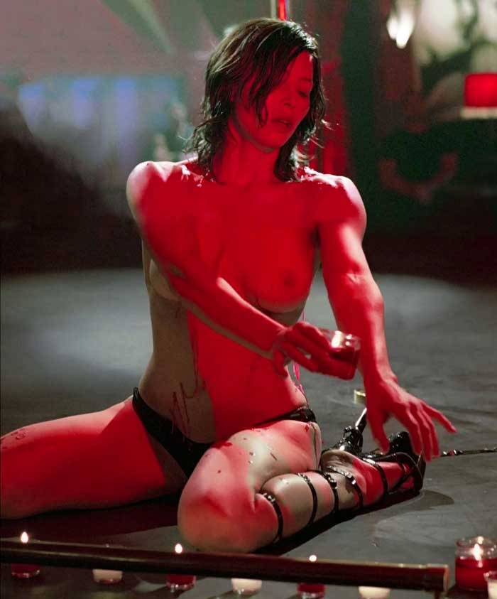 starprivate:  Jessica Biel spreading hot wax on her body  Jessica Biel earning her