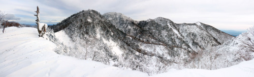 Snowy Takahara Range, near Nikko, Tochigi   鶏頂山の肩より　釈迦ヶ岳・中岳・西平岳，高原山塊