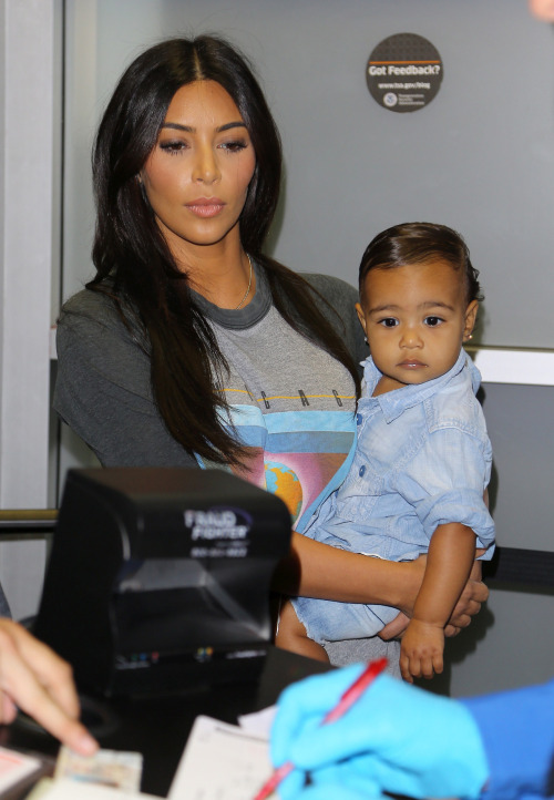 dhopeechiick: kimkanyekimye: Kim and North arriving at LAX airport 8/7/14 Omg North is toooo cute.