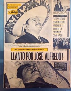 cazadordementes:    Los mariachis callaron hace 44 años ante la muerte de su maestro José Alfredo Jiménez Sandoval. Y 44 años después lo seguimos y lo seguiremos recordando.   🎙️🎶👏   