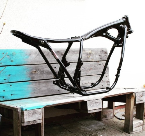 …one more time! rebuild 2.0BLOG:550moto.com . . . . . #onemoretime #frame #badpaintjob #reb