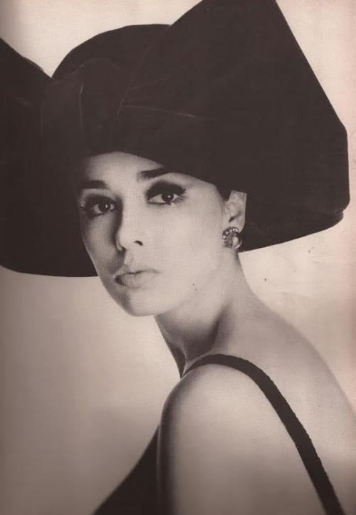 mepenelope:  ✰ Sondra Peterson wearing a velvet bow hat by YSL _ Photo by Irving Penn, Vogue September, 1962 ✰ 