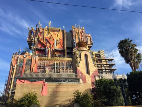 pureimagineering:honestly it’s like some steampunk housewife mistook the Tower of Terror for a scrap