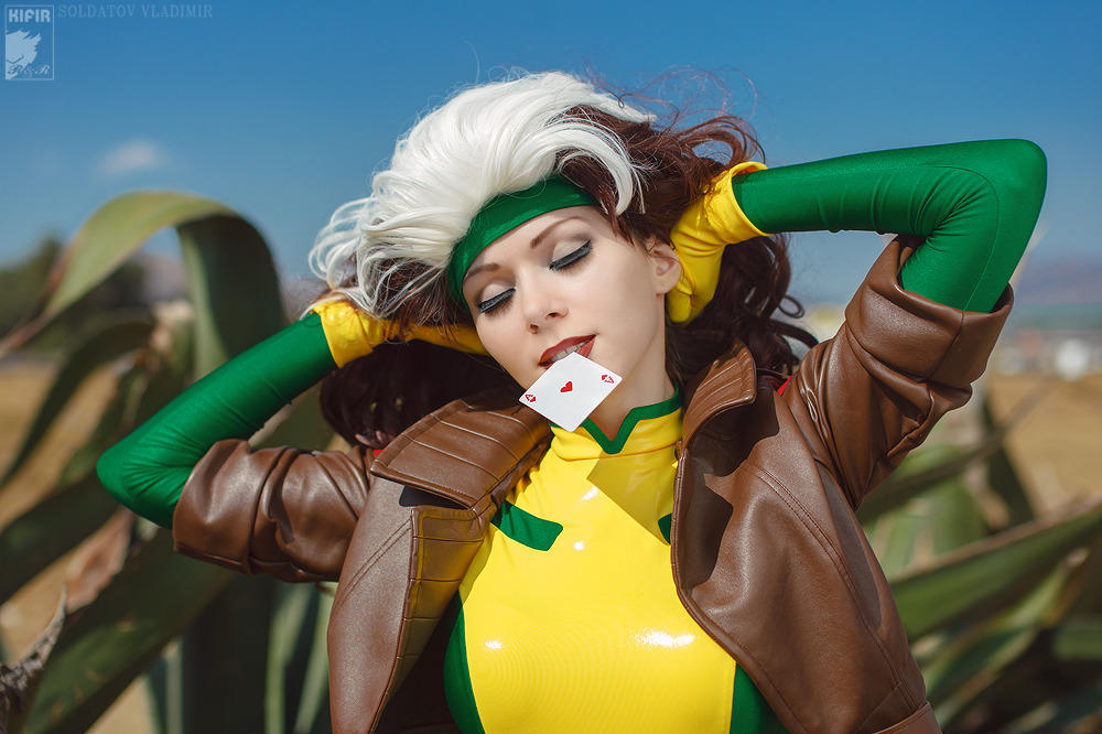 disgustinghuman:  harlequinfairy:  danhacker:  Awesome 90’s Rogue Cosplay by Ryoko-demon