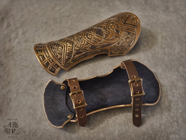 Raven bracers, Assassin's Creed: Valhalla, hand-tooled in 10 oz veg-tan leather.
(Available from Armory Rasa)