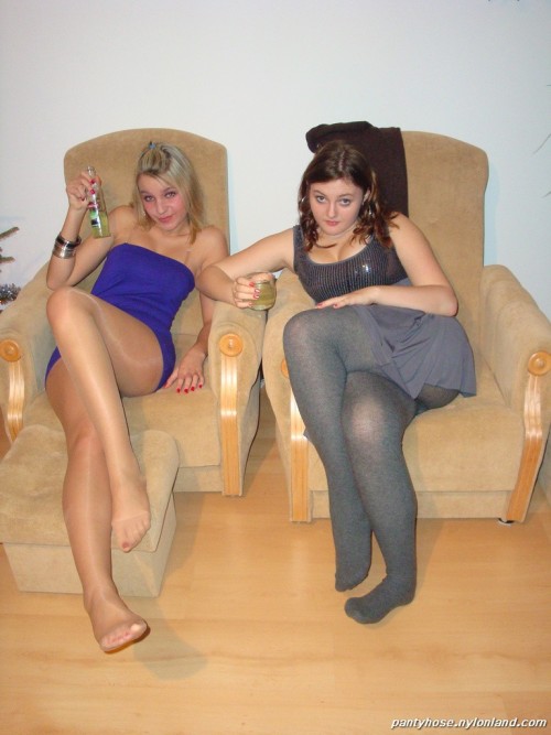 sweetasspantyhose:Whats sexier than 1000’s of pics of women in pantyhose and tights?  NOTHINGLet me 