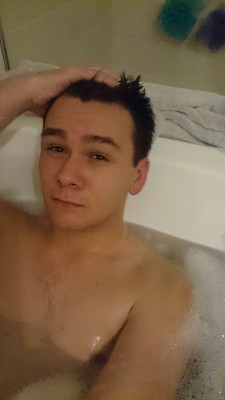 seanattack:  It’s been a long first three days at my new job. So a bath makes me feel good. Only two more to go until my weekend :D