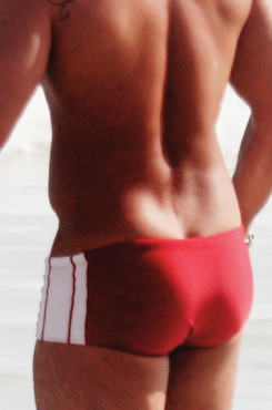 famousbulge:  Gustavo Salyer beach day