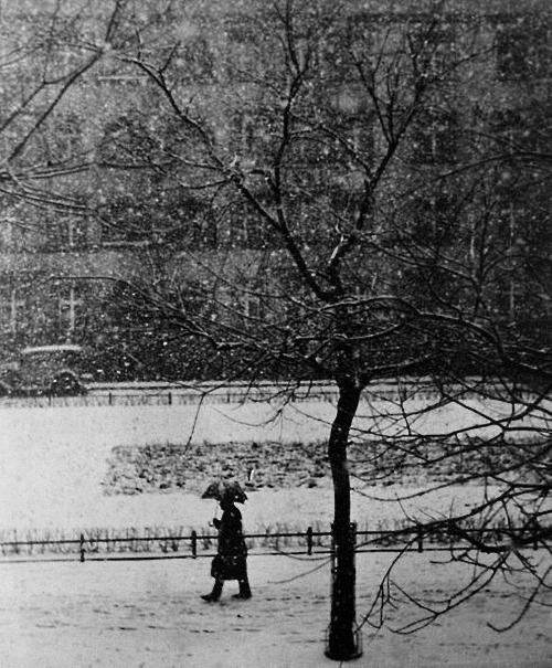 m3zzaluna:snow strolla man walking through a park during a snow storm, 1932. photo by general photog