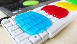 technowonderful:  Keyboard Cleaner Cleaning