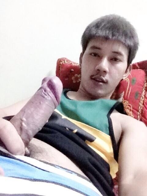 twhornyboy:  mantop10691:  泰國小帥哥的大屌任人品嘗大噴射看起來口感應該很好…