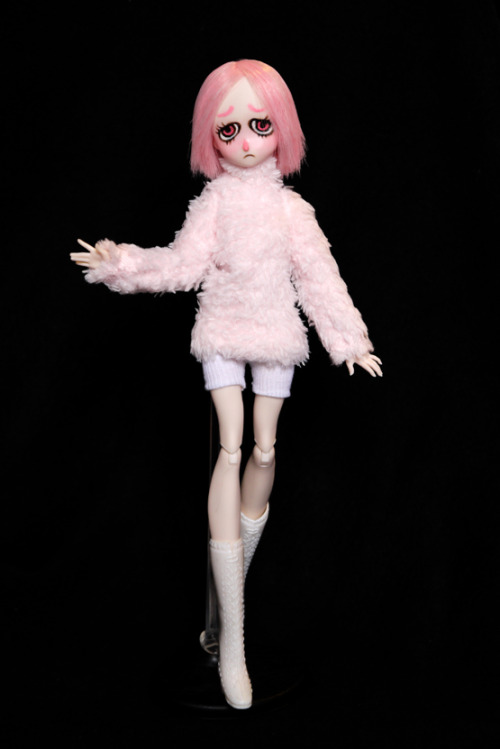 Pink, tall and tired. She&rsquo;s an Obitsu head on a EAH (Duchess) body. I painted her face, cut he