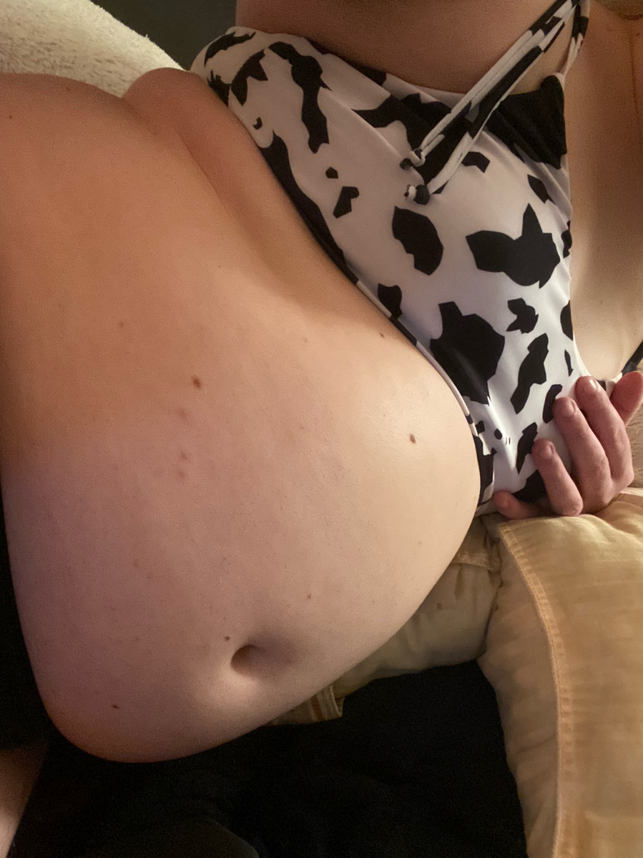 fufufeedee:I outgrew the bottoms so the cow print is kinda mismatched😳. Sorry If I’m getting too big, so many generous people have been feeding me lately. And I can’t stop eating no matter how full I am😓 even my desk chair is starting to dig