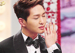 littleshinee-deactivated2017050:  Cute Onew doing Gwiyomi. ^▽^ 