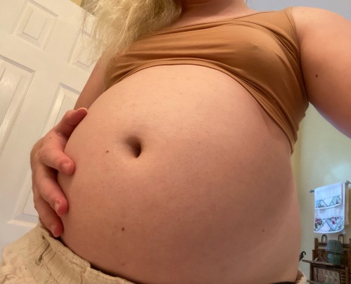 fufufeedee:fufufeedee:Fresh out of the shower! I felt good bein all clean so have some pics of my overfed belly😘 maybe some time I’ll take pics of this big spoiled beach ball all wet and soapy but my showers take forever as it is lol. I love hearing