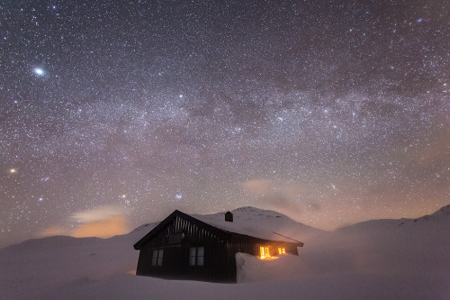 tulipnight:Grindaflet Hut by Espen Haagensen