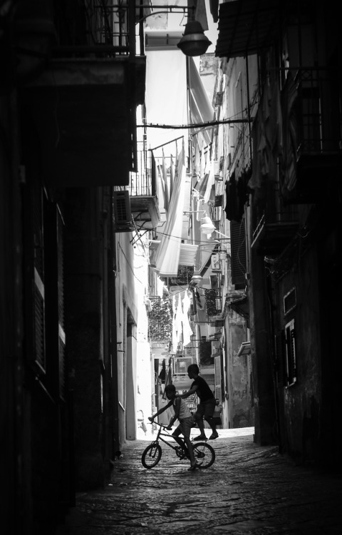 forthepleasureofmylife:Naples AlleyPhoto: Dieter Krehbiel