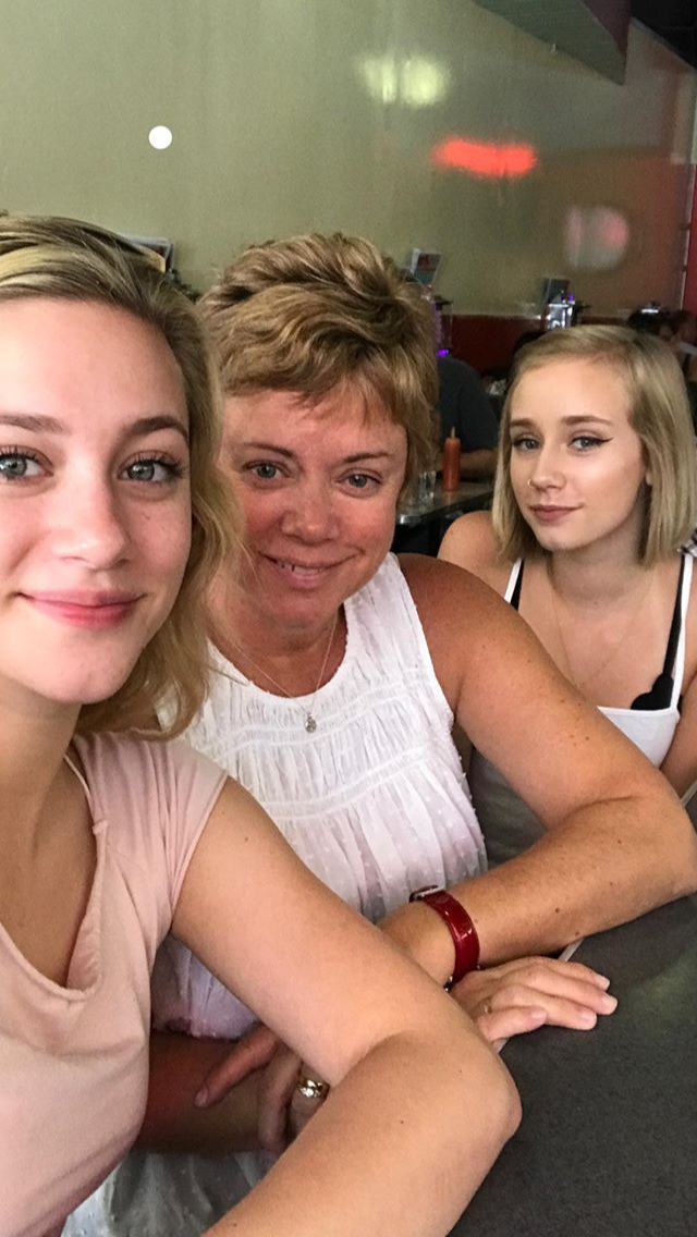 Family is the best thing you have 💗 @lilireinhart