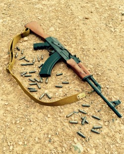 sunsout-gunsoutt:  Nice day to shoot an ak!