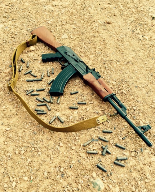 sunsout-gunsoutt:  Nice day to shoot an ak!