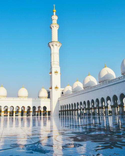 I think this is the most beautiful mosque I’ve ever been to. #abudhabi . . . . #uae #bdteam #b