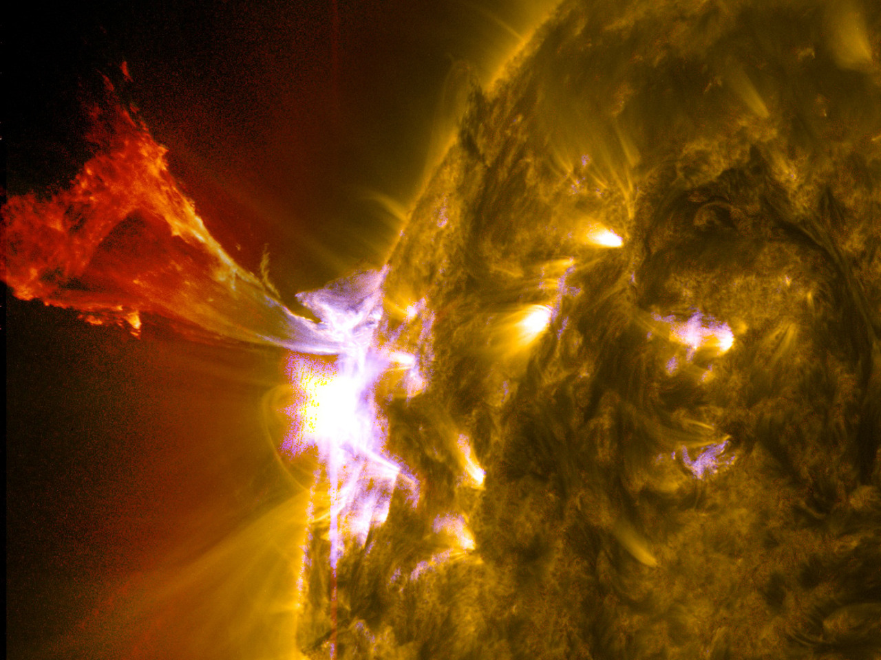 skynewsoffair:  The sun emitted a mid-level solar flare, peaking at 6:49 p.m. on