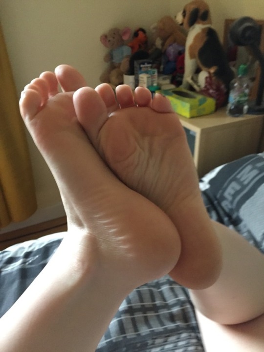 ellessexyfeet:  The pose