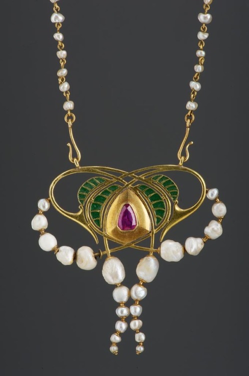 Sándor Apáti Abt, art nouveau pendant with chain, 1905. Gold; pearl; ruby, plique-a-jour enamel. Hun