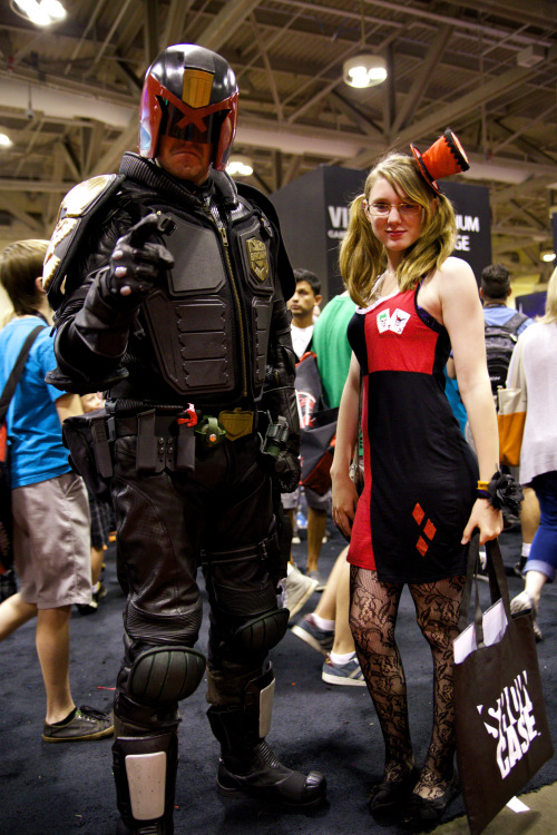 Judge Dredd and Harley Quinn hanging out @ Fan Expo 2014