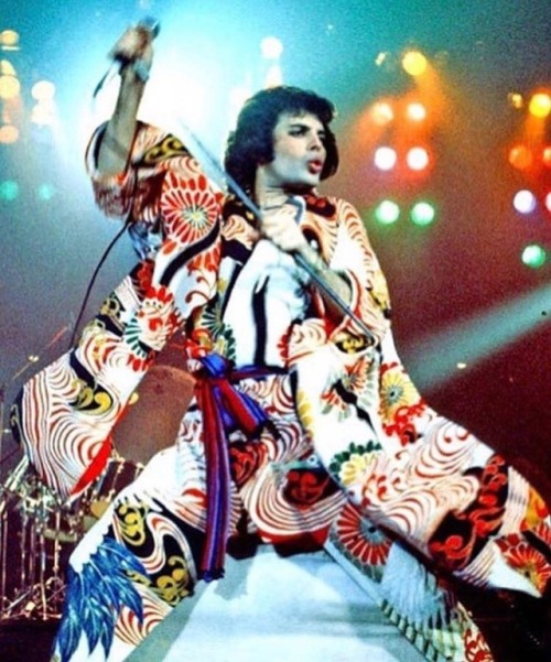 Mat Class Saturday 9am kabuki edition Why? Why not. #freddiemercury #pilatesmat #kimono #moveyourbod