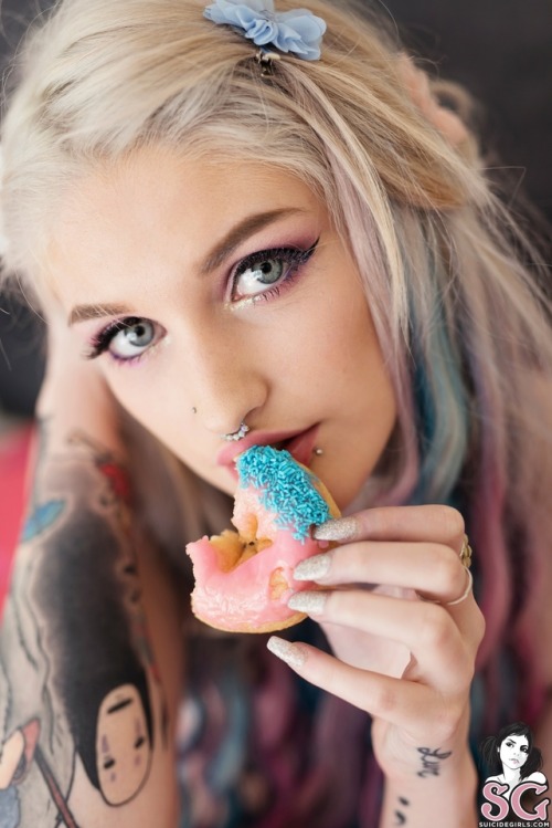 nakedsuicidegirls:  Akiramai - Donut Worry Be Happy