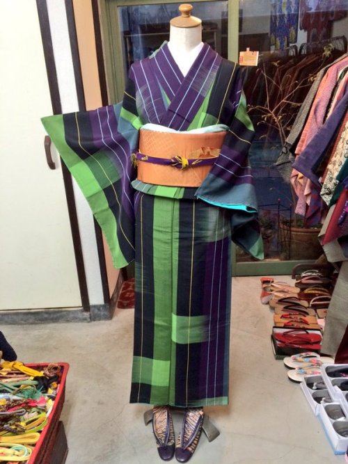 Colors, style, pattern, I love everything about this outfit &lt;3 (kimono with vintage Kumadori/Oshi