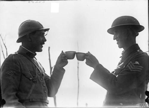 historicaltimes: A French soldier and a sergeant of the Royal Garrison Artillery toasting each other