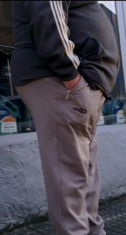 lovefatdaddy: play4today:  mansbestfriend:  Bulges everywhere …  Big BALLS   i need more  Ver