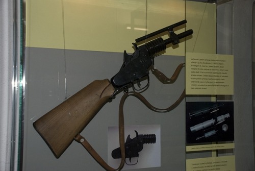 diyselfdefense: An exhibit of confiscated homemade firearms at a police museum in Prague