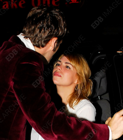 faggghaggg:  piperettes: New/Old candids of Billie Piper and David Tennant. (9th Sept 2006).   I’m pretty sure he’s kissing her on the cheek, but her face in the first photo looks like she’s inviting much more than that.