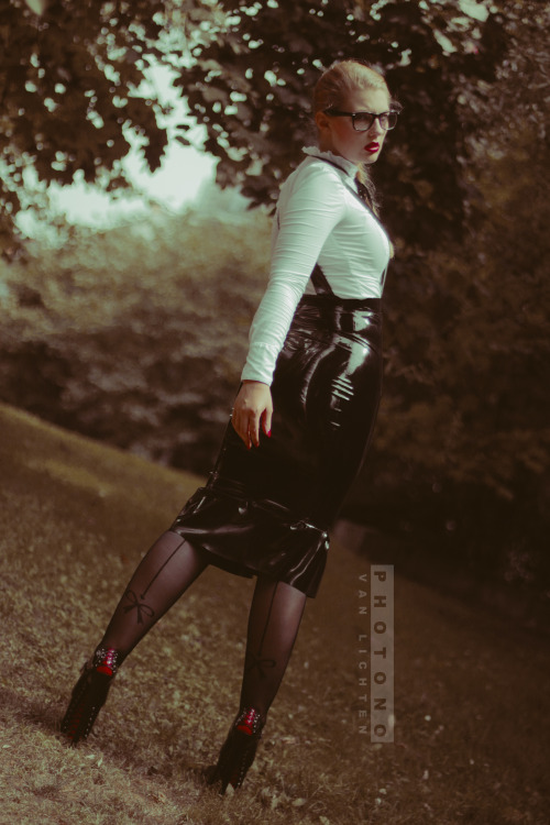 photono-van-lichten:  Awesome Viola Tor in black strap skirt