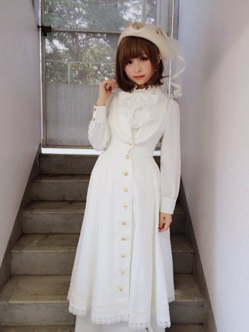 Sakurako Hoshina in Fantine Long Vest