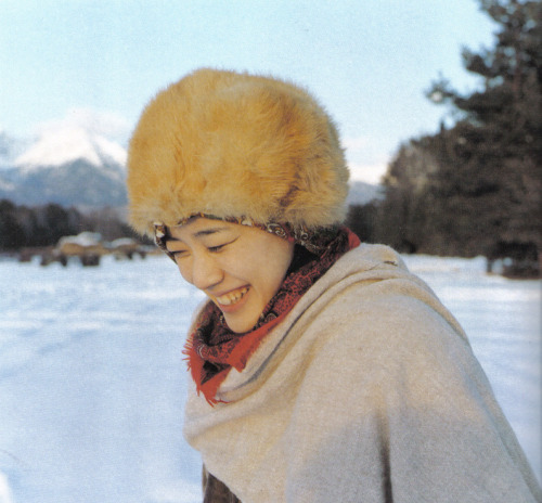 wildnkitsch:japanese actress Aoi Yu photobook Dandelion 2007 by Damara