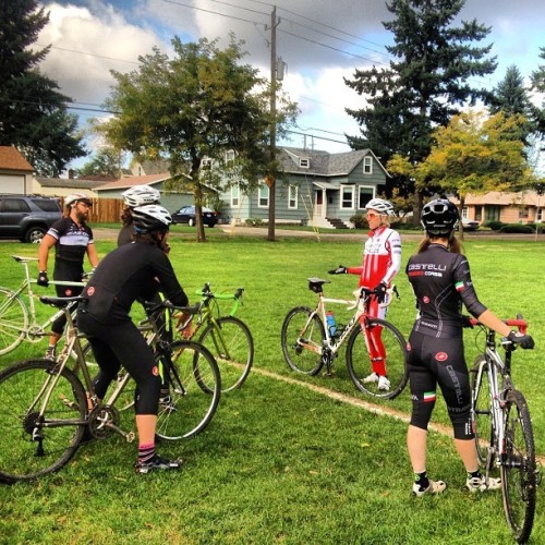 castellicycling: Lunch CX practice with @suebutlerpdx via @starrwalker