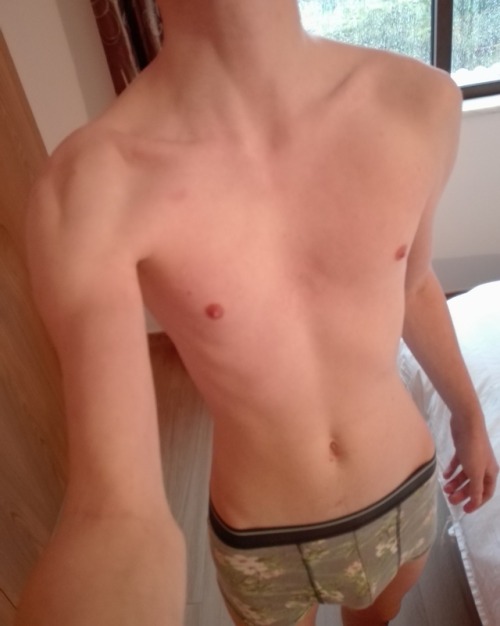 skinnyboyskinnylegs2:  Rainy day :( (the pic is supposed to focus on my collarbones, because someone asked for it)