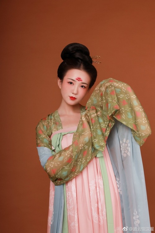 Traditional Chinese hanfu by 擷秀 and 踏云馆